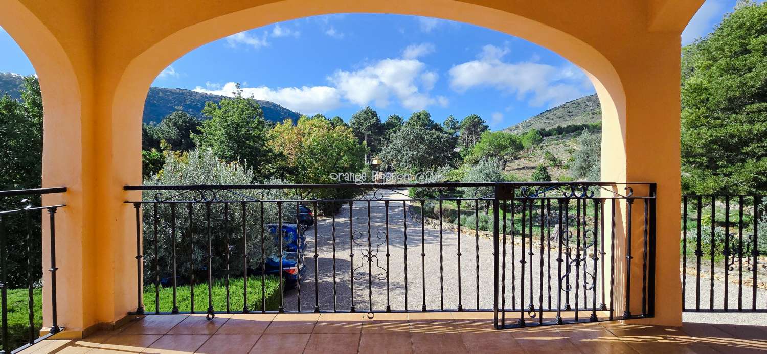 An exceptional opportunity to acquire a truly unique and versatile country residence.