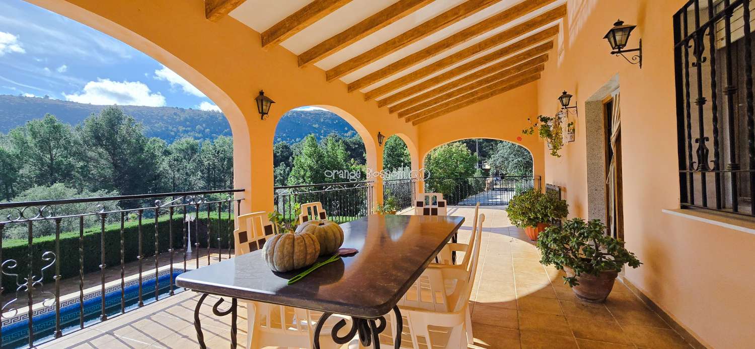 An exceptional opportunity to acquire a truly unique and versatile country residence.