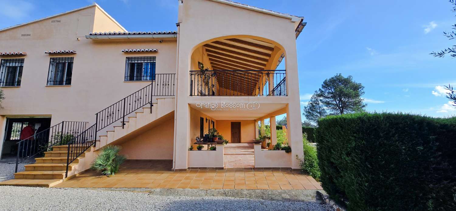 An exceptional opportunity to acquire a truly unique and versatile country residence.