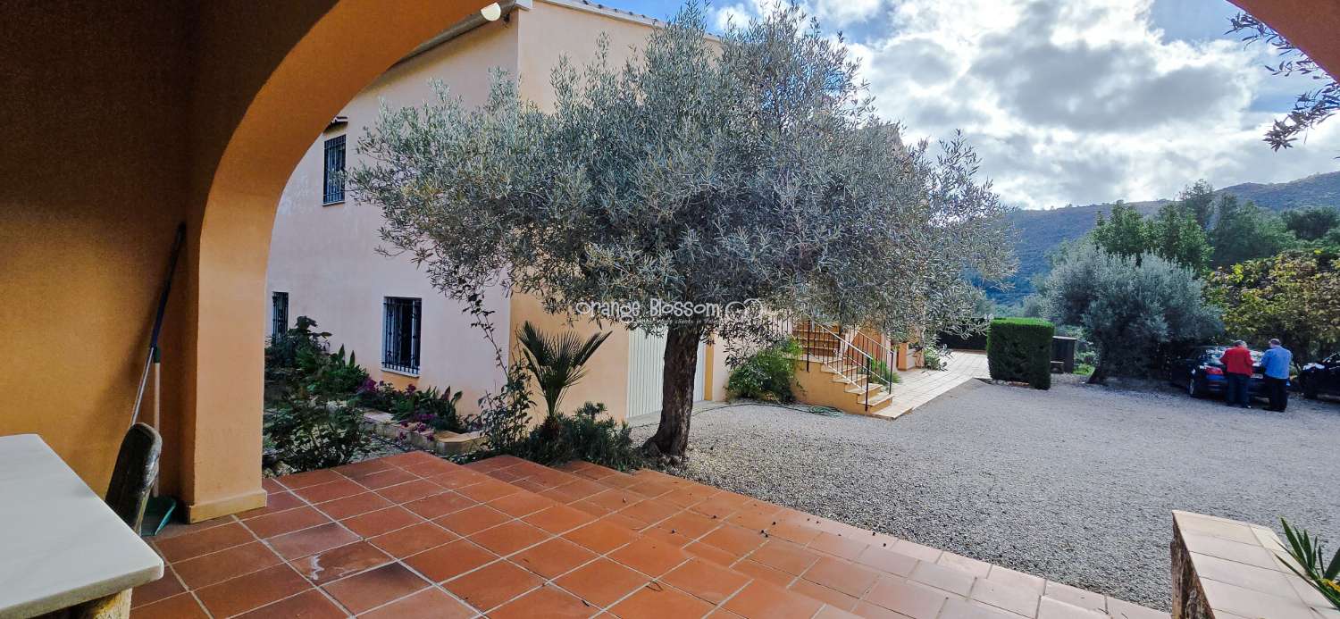 An exceptional opportunity to acquire a truly unique and versatile country residence.