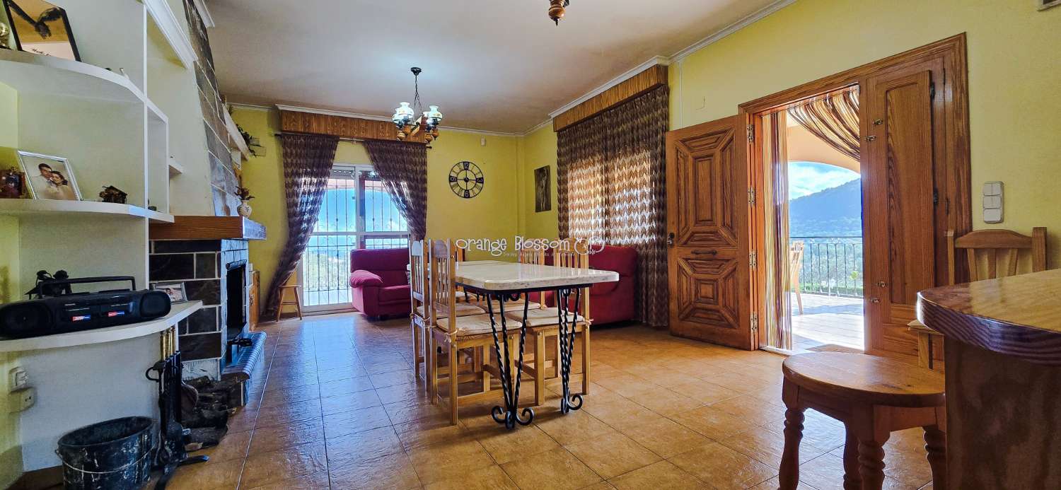 An exceptional opportunity to acquire a truly unique and versatile country residence.