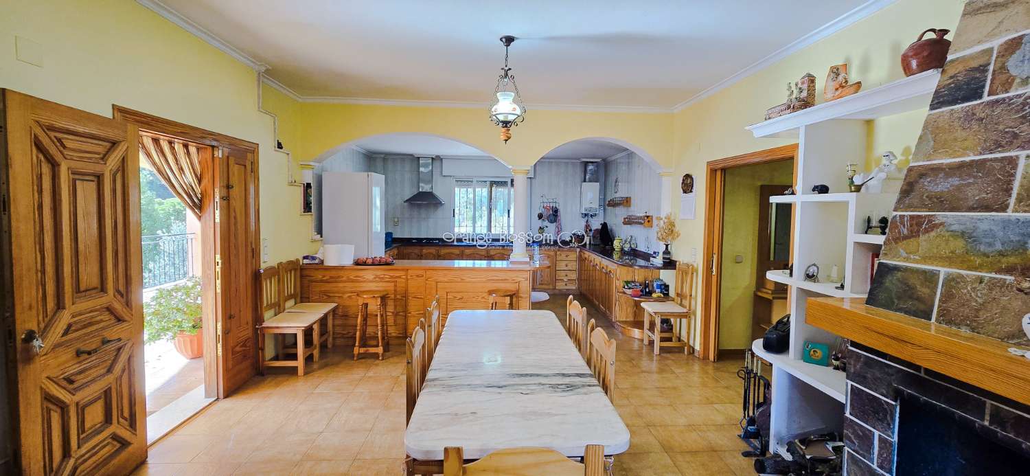 An exceptional opportunity to acquire a truly unique and versatile country residence.