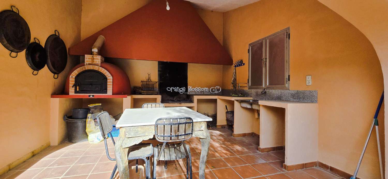 An exceptional opportunity to acquire a truly unique and versatile country residence.