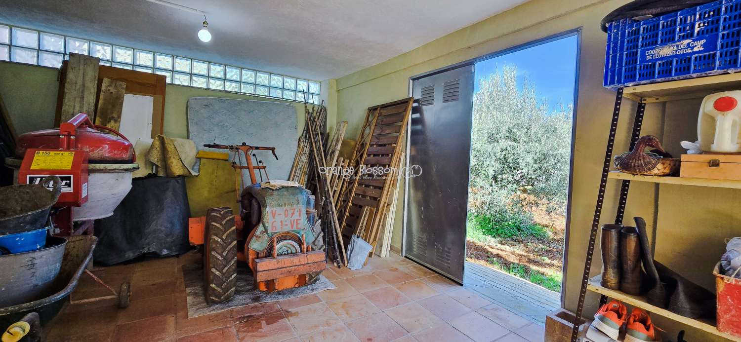 An exceptional opportunity to acquire a truly unique and versatile country residence.