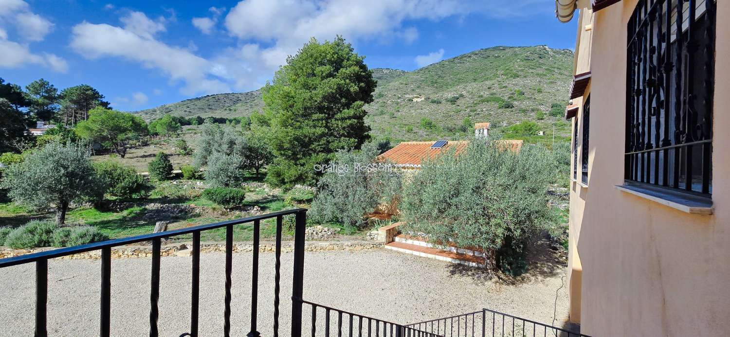 An exceptional opportunity to acquire a truly unique and versatile country residence.