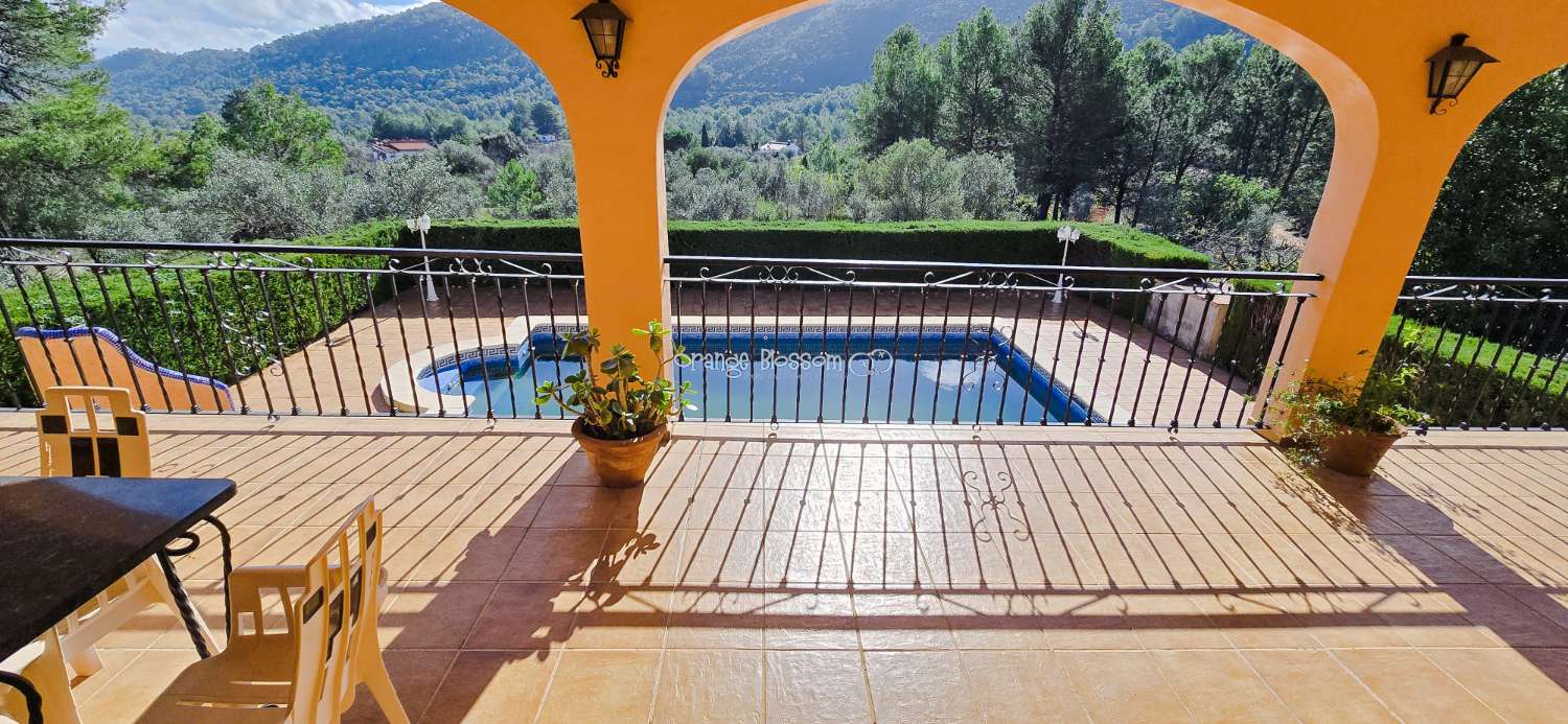 An exceptional opportunity to acquire a truly unique and versatile country residence.