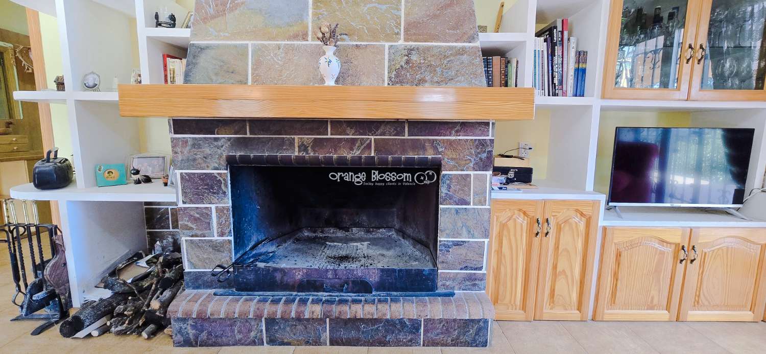 An exceptional opportunity to acquire a truly unique and versatile country residence.