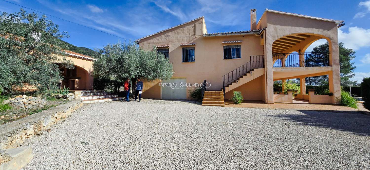 An exceptional opportunity to acquire a truly unique and versatile country residence.