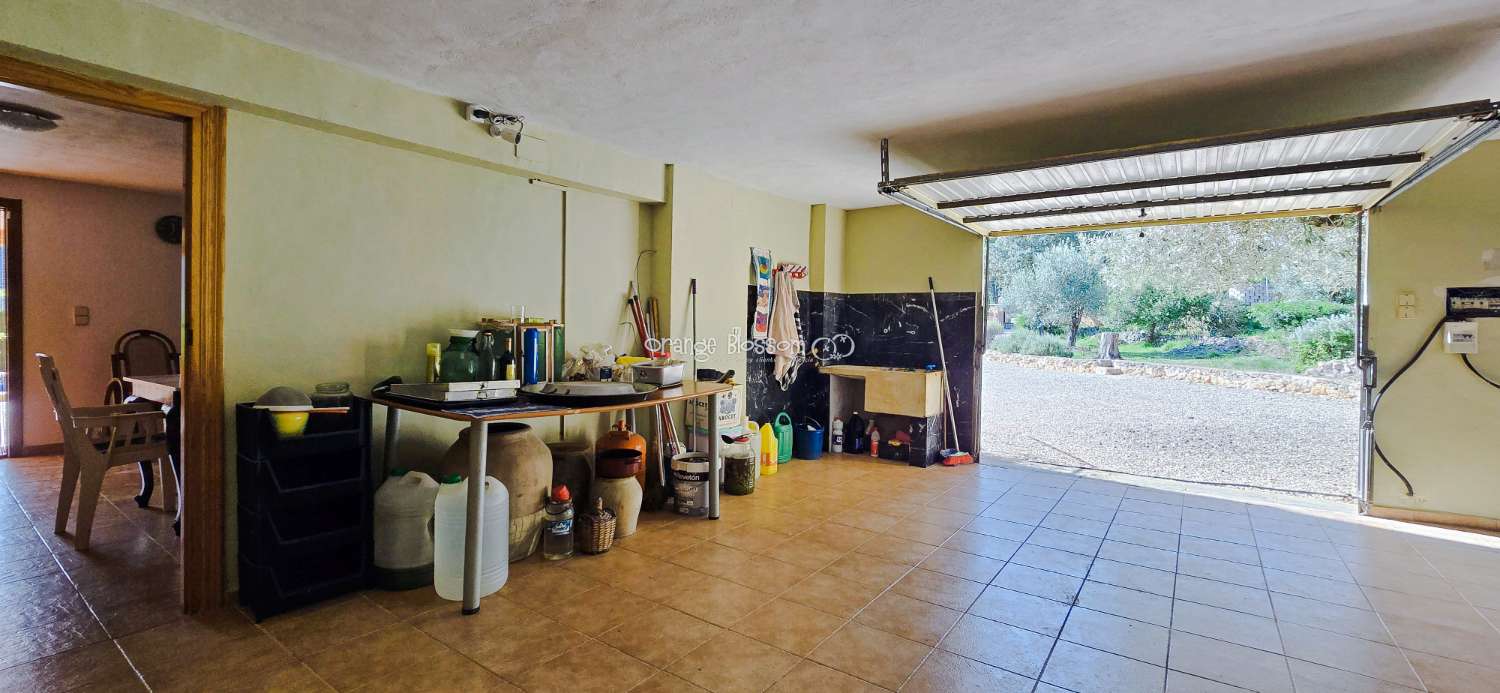 An exceptional opportunity to acquire a truly unique and versatile country residence.