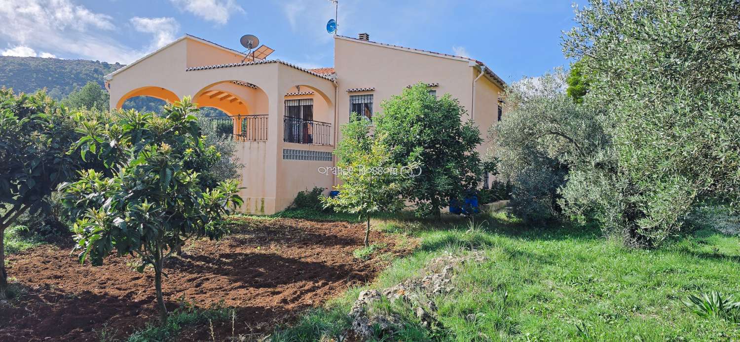 An exceptional opportunity to acquire a truly unique and versatile country residence.