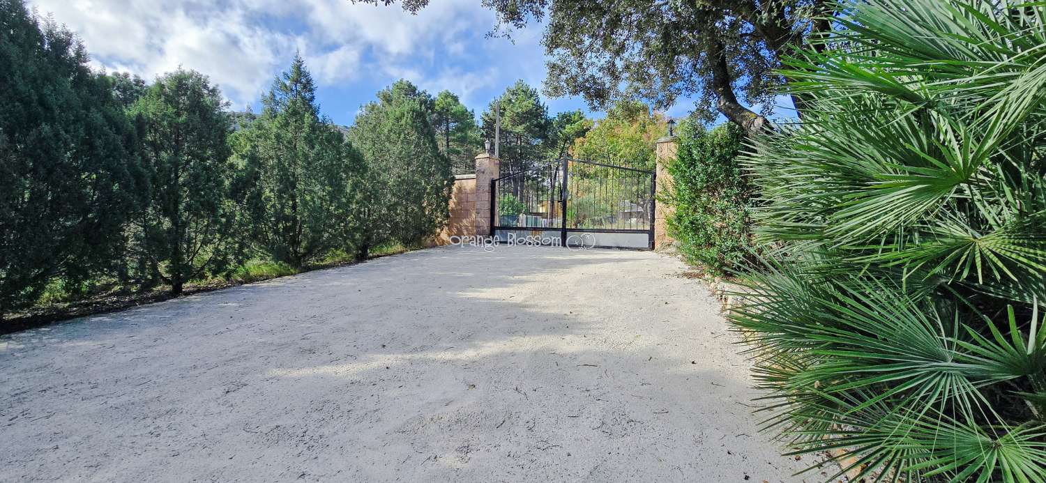 An exceptional opportunity to acquire a truly unique and versatile country residence.