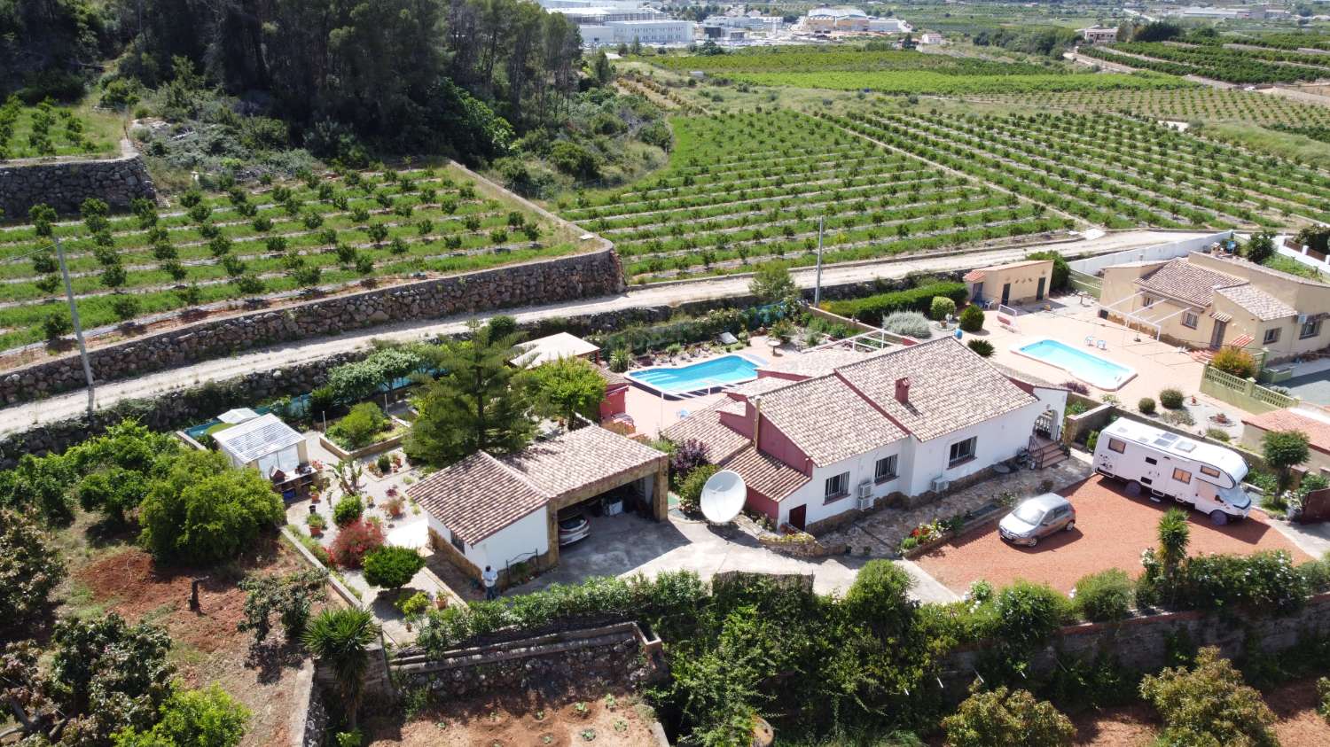 For those with a passion for gardening, the exterior offers enormous potential to create and personalise your own outdoor paradise.