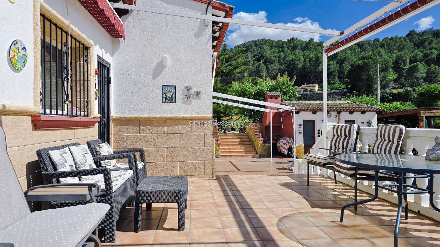 For those with a passion for gardening, the exterior offers enormous potential to create and personalise your own outdoor paradise.