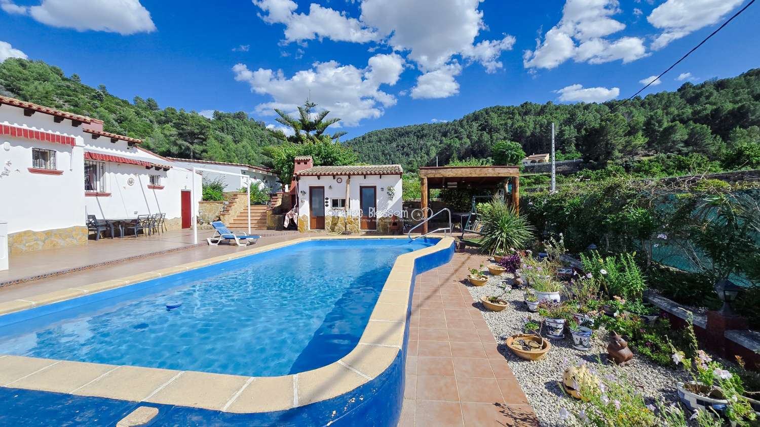 For those with a passion for gardening, the exterior offers enormous potential to create and personalise your own outdoor paradise.
