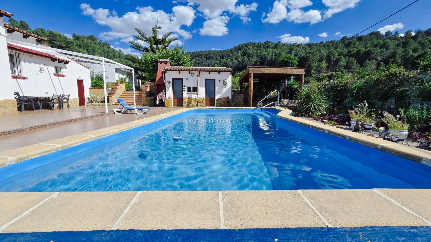 For those with a passion for gardening, the exterior offers enormous potential to create and personalise your own outdoor paradise.