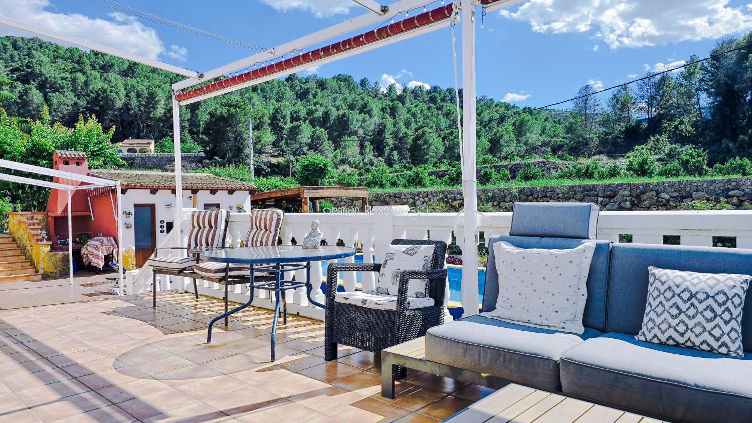 For those with a passion for gardening, the exterior offers enormous potential to create and personalise your own outdoor paradise.