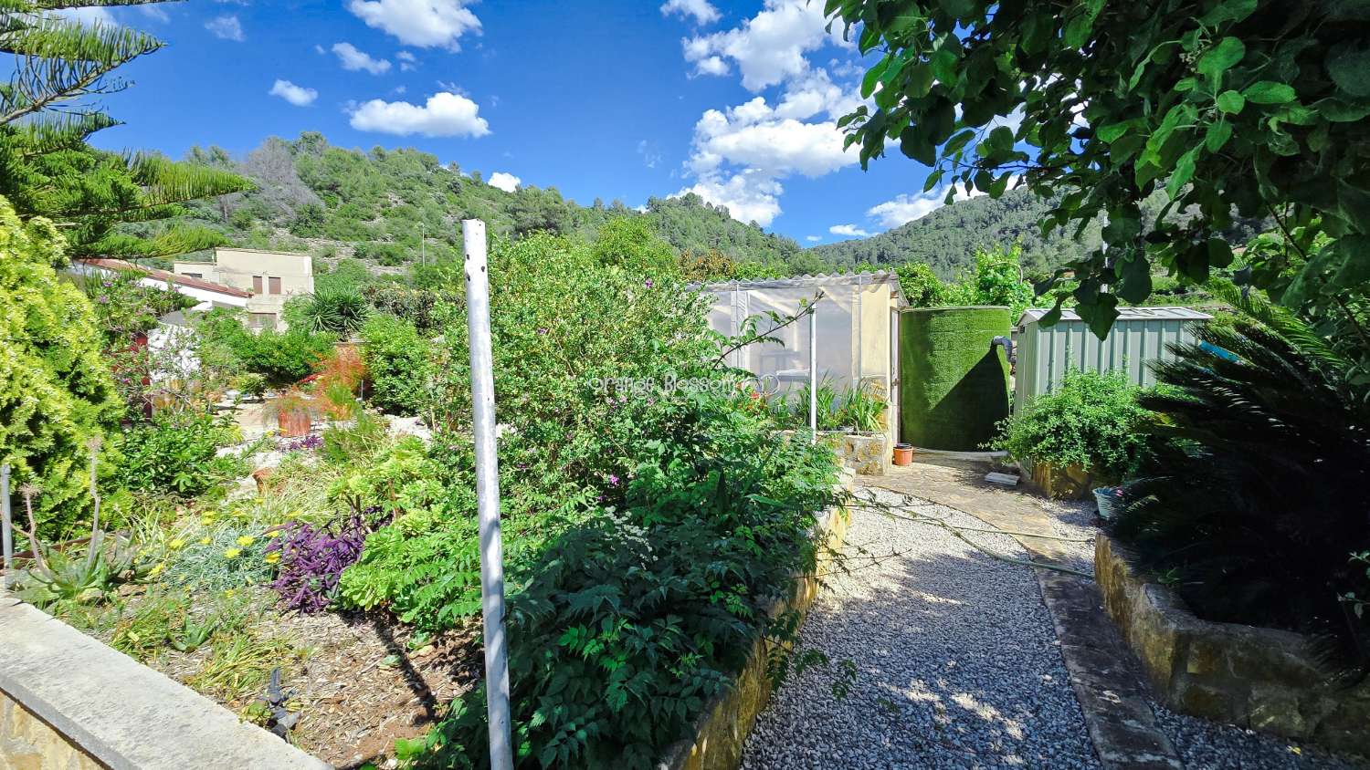 For those with a passion for gardening, the exterior offers enormous potential to create and personalise your own outdoor paradise.