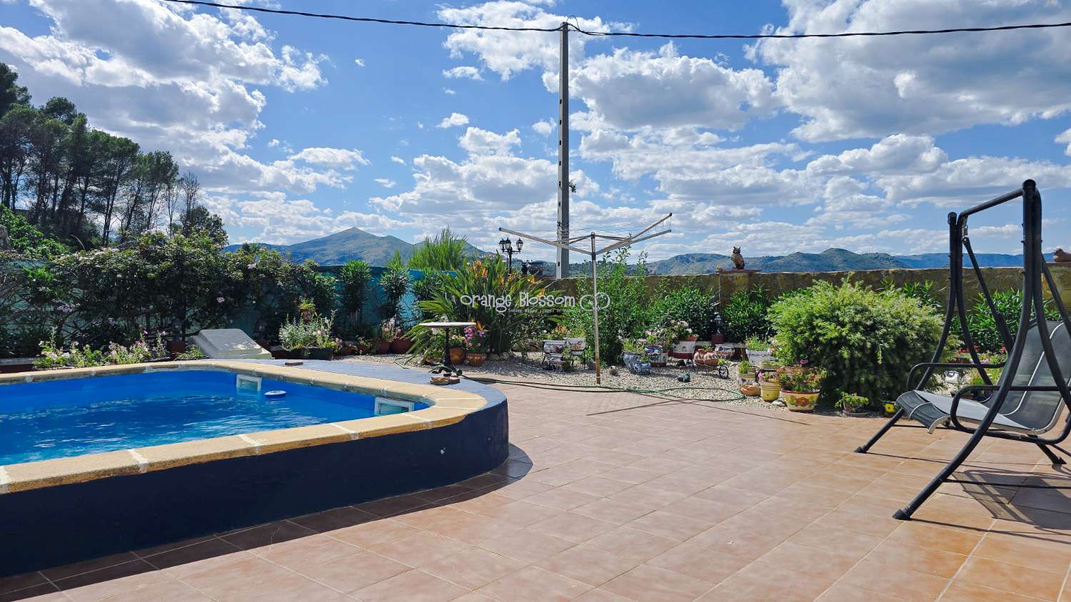 For those with a passion for gardening, the exterior offers enormous potential to create and personalise your own outdoor paradise.