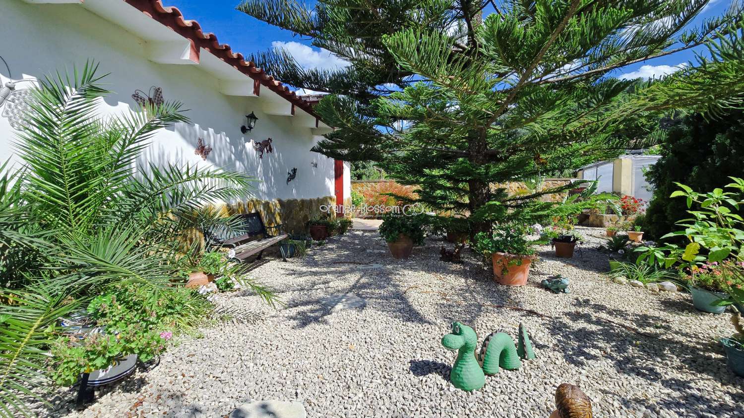 For those with a passion for gardening, the exterior offers enormous potential to create and personalise your own outdoor paradise.