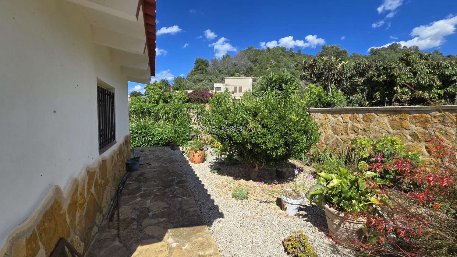 For those with a passion for gardening, the exterior offers enormous potential to create and personalise your own outdoor paradise.