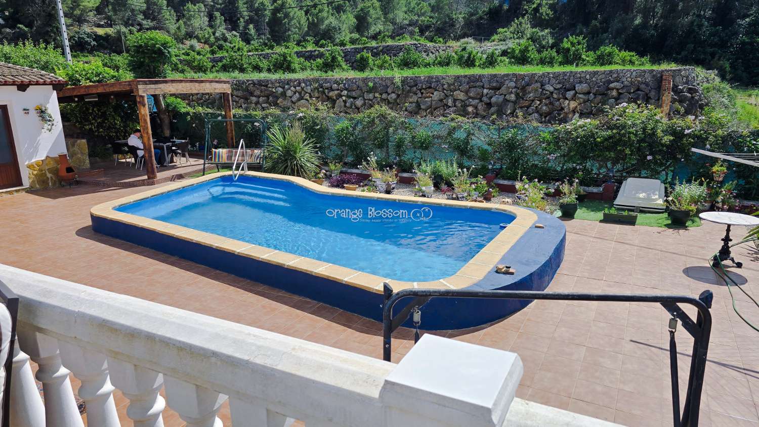 For those with a passion for gardening, the exterior offers enormous potential to create and personalise your own outdoor paradise.