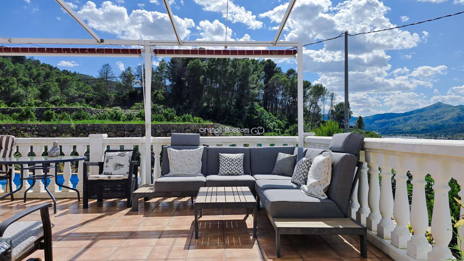 For those with a passion for gardening, the exterior offers enormous potential to create and personalise your own outdoor paradise.