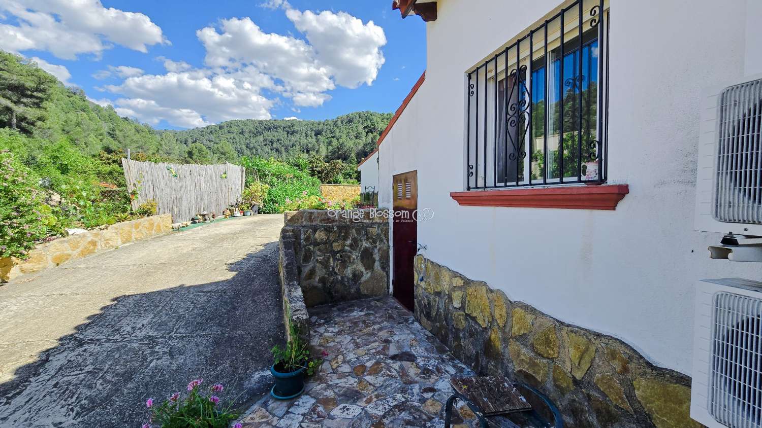 For those with a passion for gardening, the exterior offers enormous potential to create and personalise your own outdoor paradise.