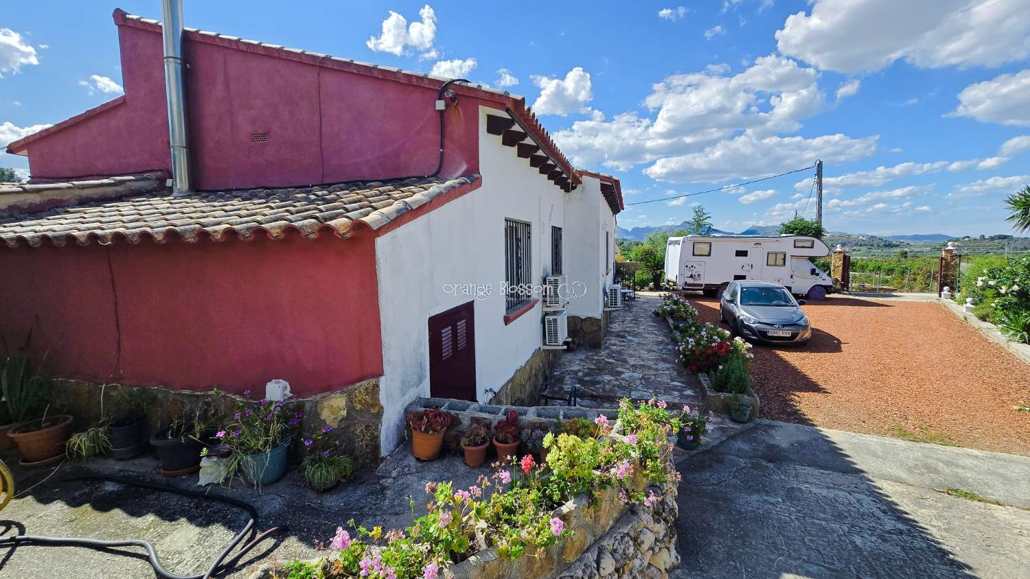 For those with a passion for gardening, the exterior offers enormous potential to create and personalise your own outdoor paradise.