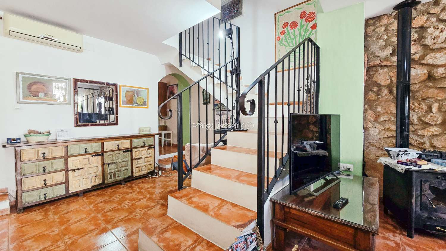 A charming and cosy village house ready to move into.