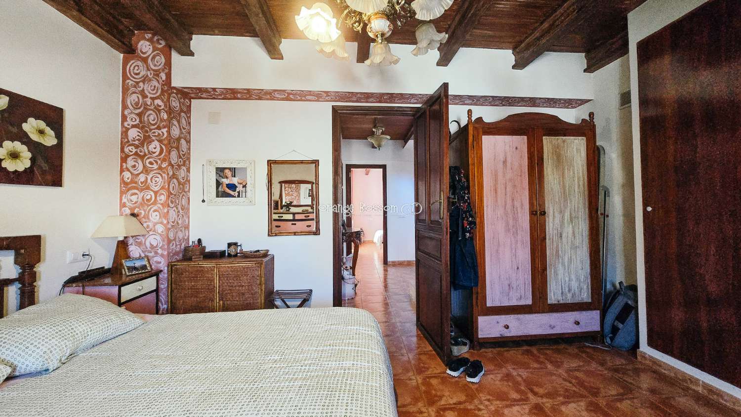 A charming and cosy village house ready to move into.