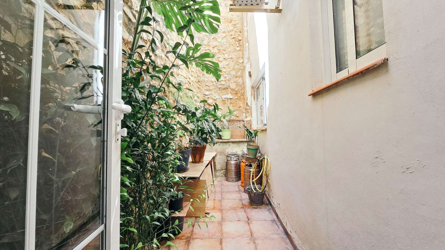 A charming and cosy village house ready to move into.