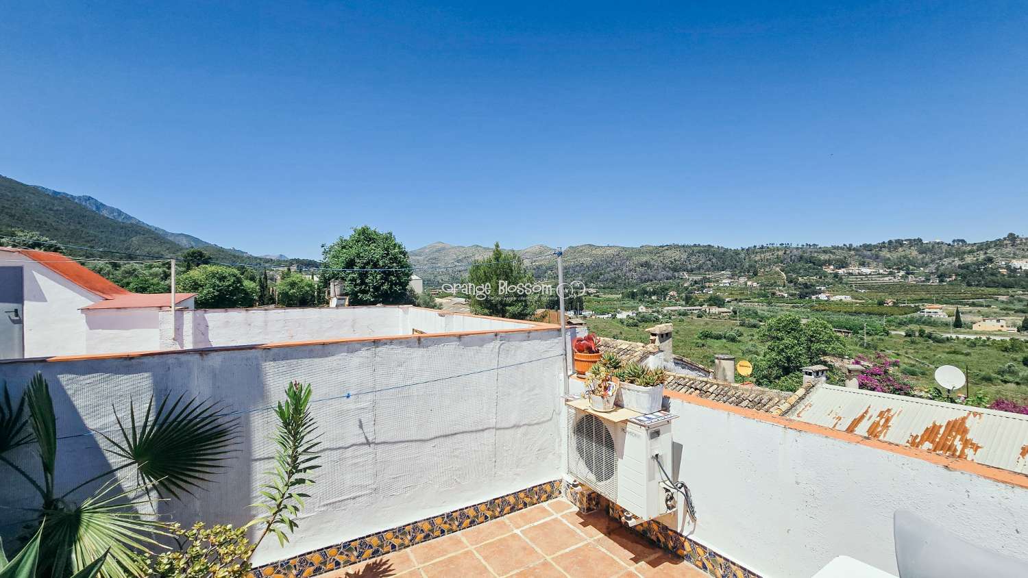 A charming and cosy village house ready to move into.