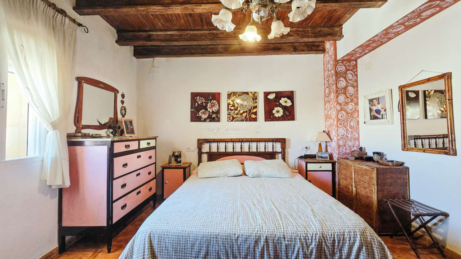 A charming and cosy village house ready to move into.