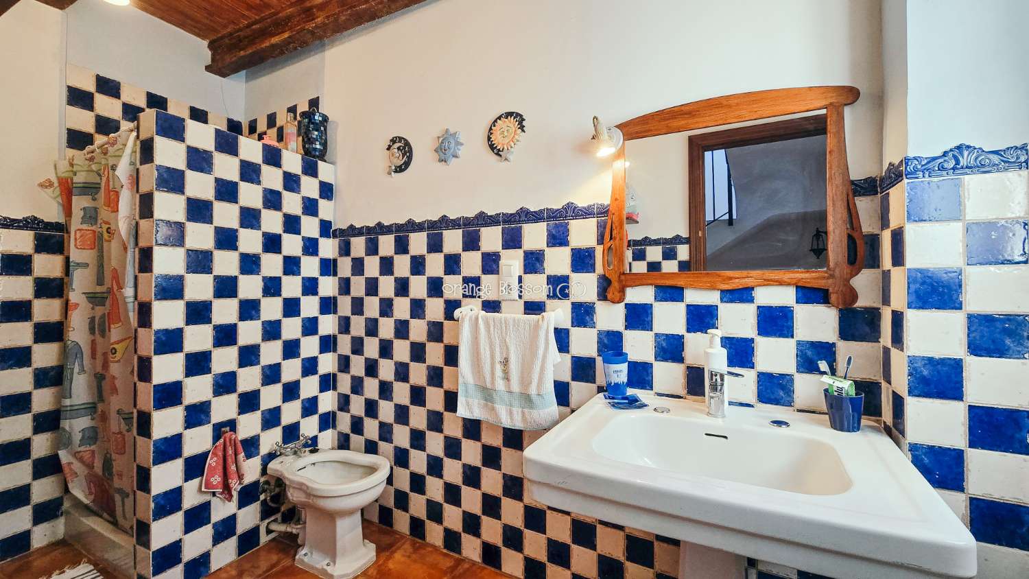 A charming and cosy village house ready to move into.