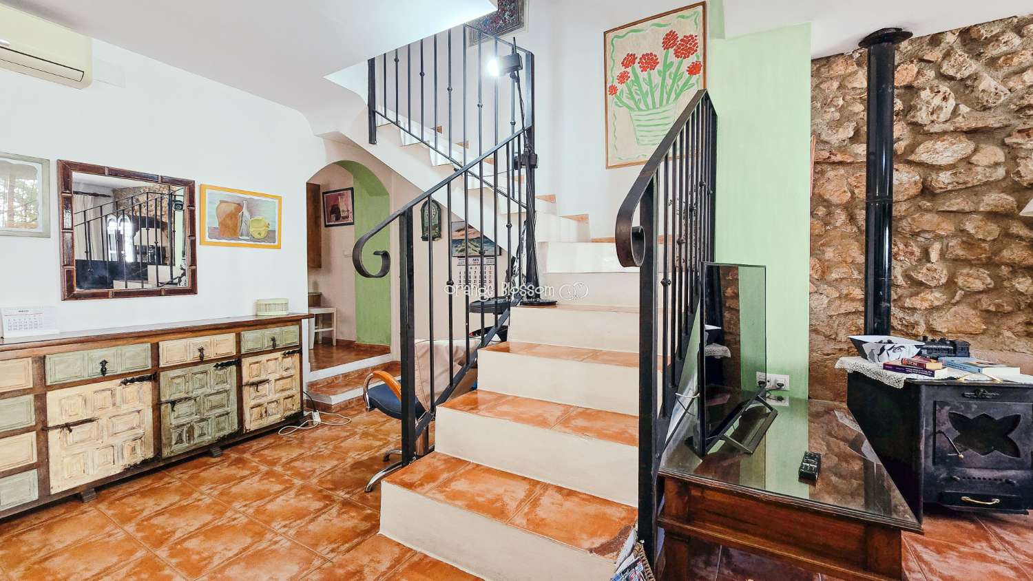 A charming and cosy village house ready to move into.