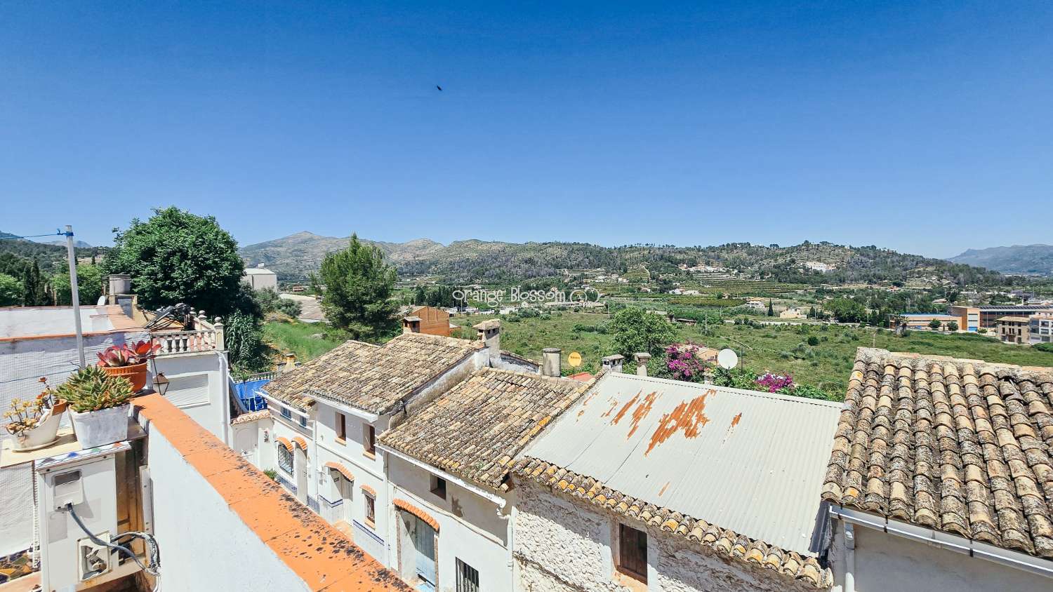 A charming and cosy village house ready to move into.