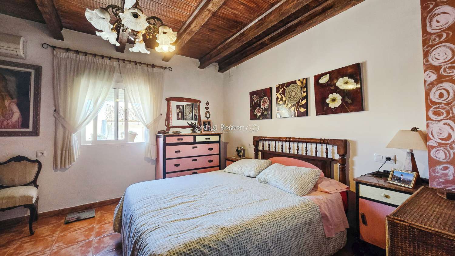 A charming and cosy village house ready to move into.