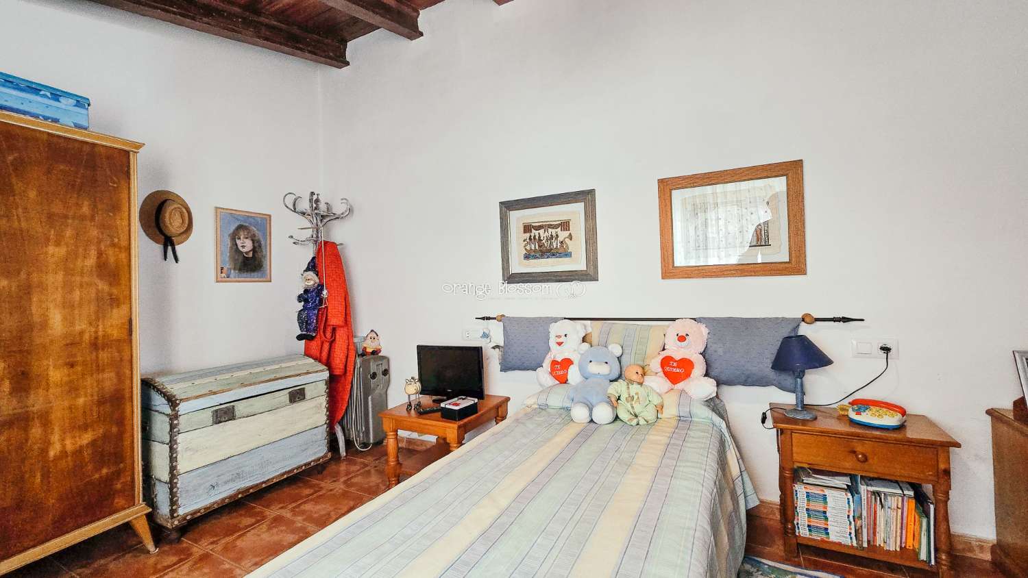 A charming and cosy village house ready to move into.