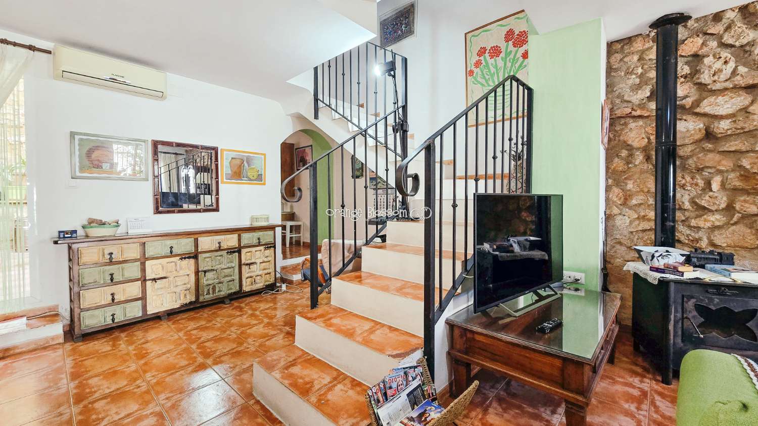 A charming and cosy village house ready to move into.