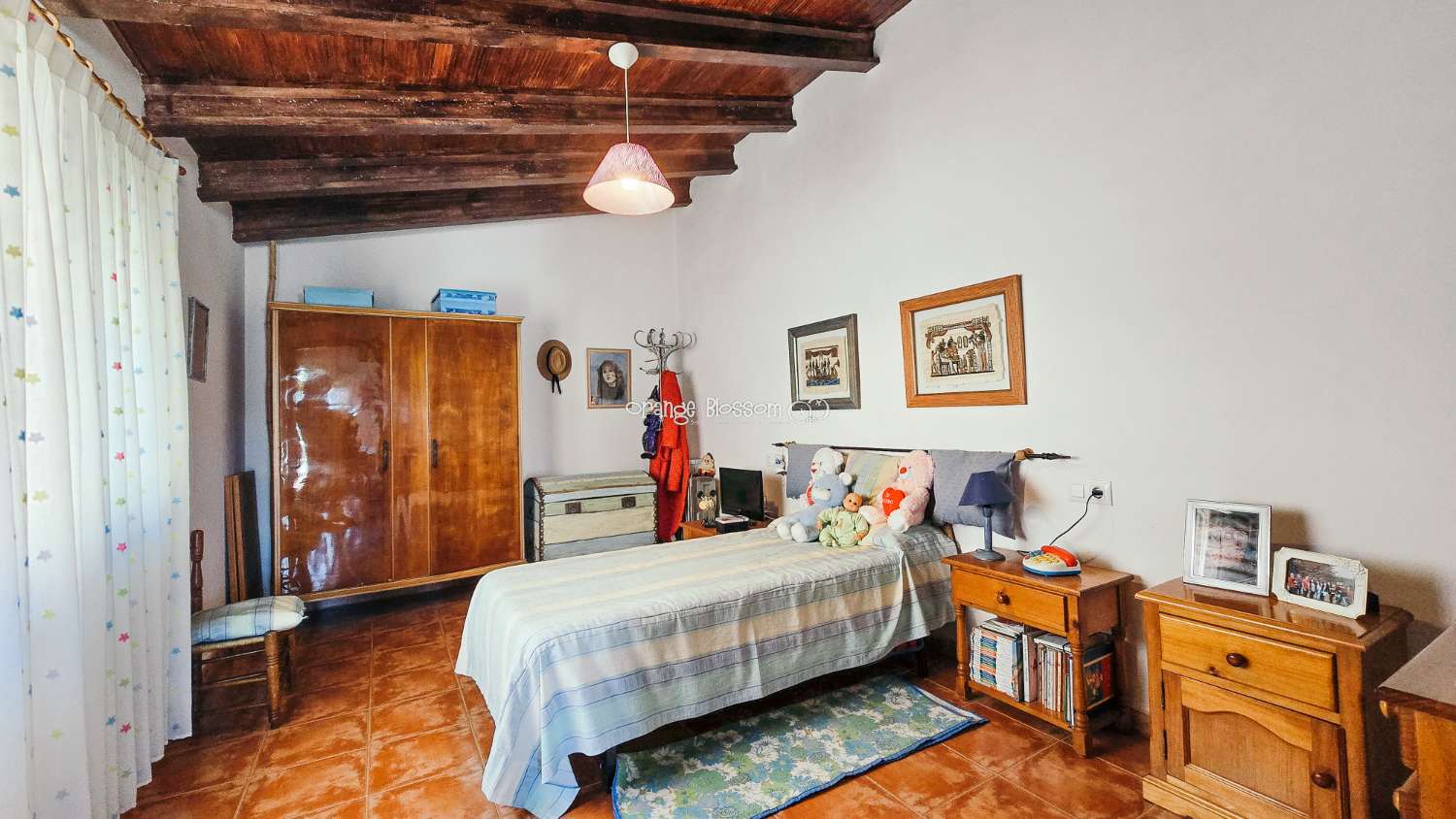 A charming and cosy village house ready to move into.