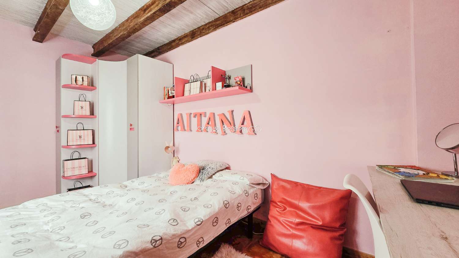 A charming and cosy village house ready to move into.