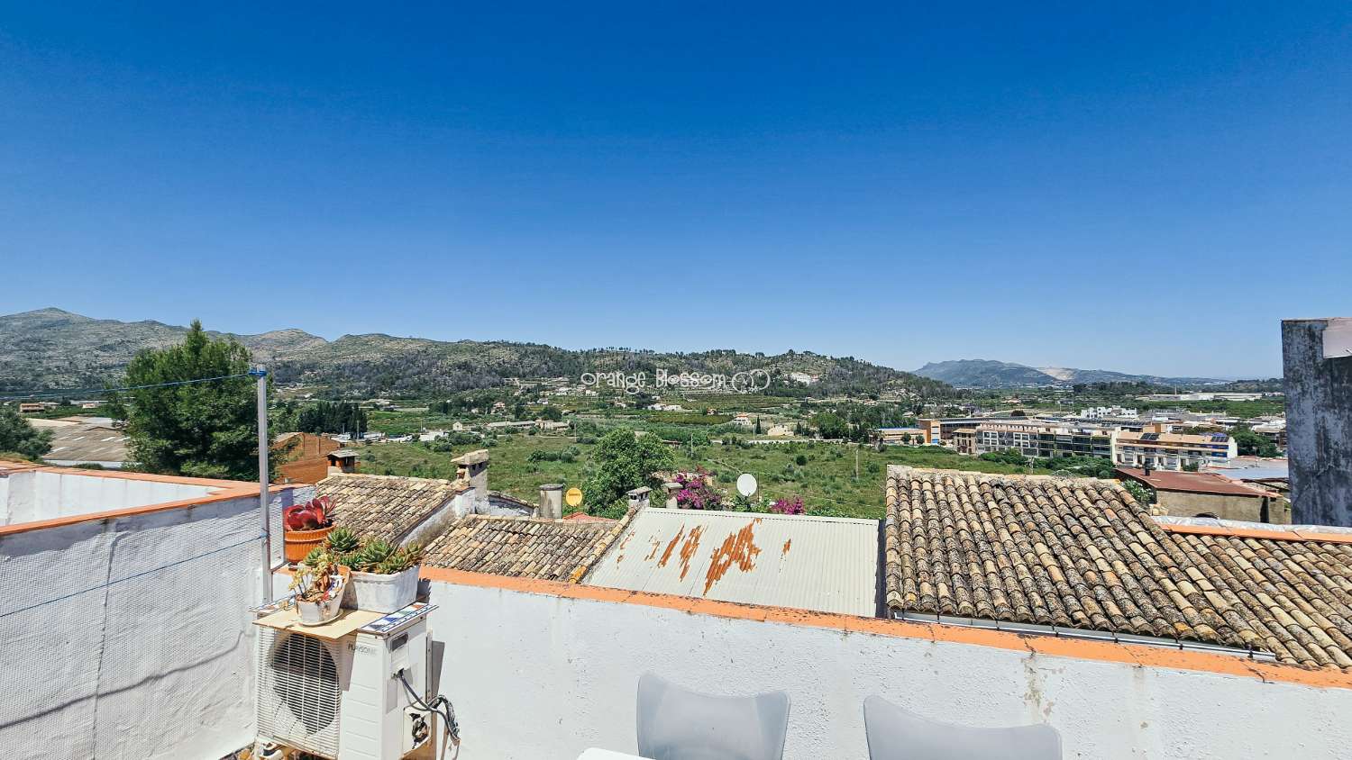 A charming and cosy village house ready to move into.