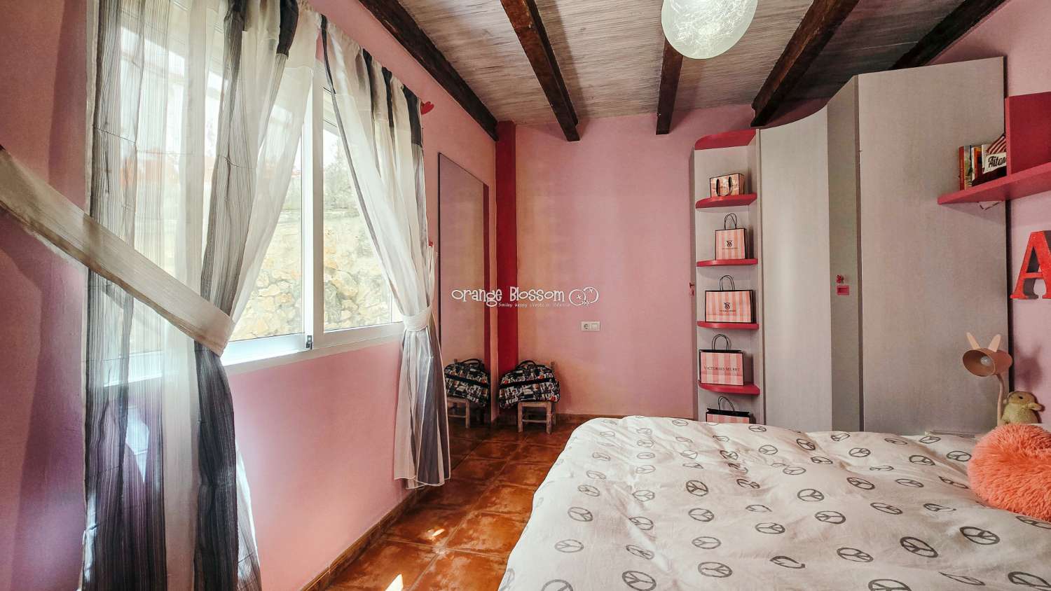 A charming and cosy village house ready to move into.