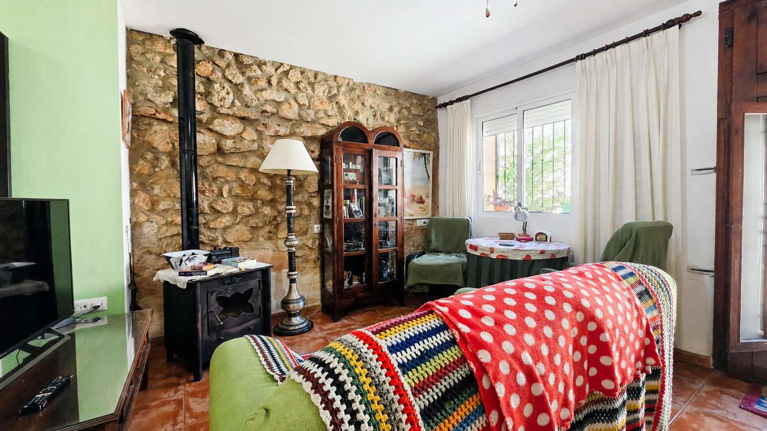 A charming and cosy village house ready to move into.