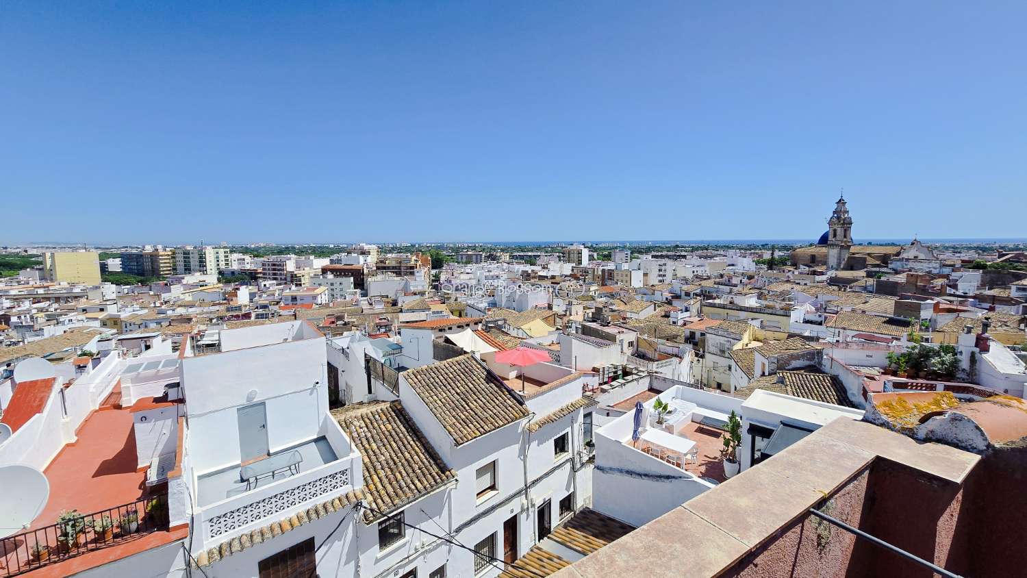 Townhouse with Spectacular Church, Sea and Rooftop Views in the Heart of Oliva