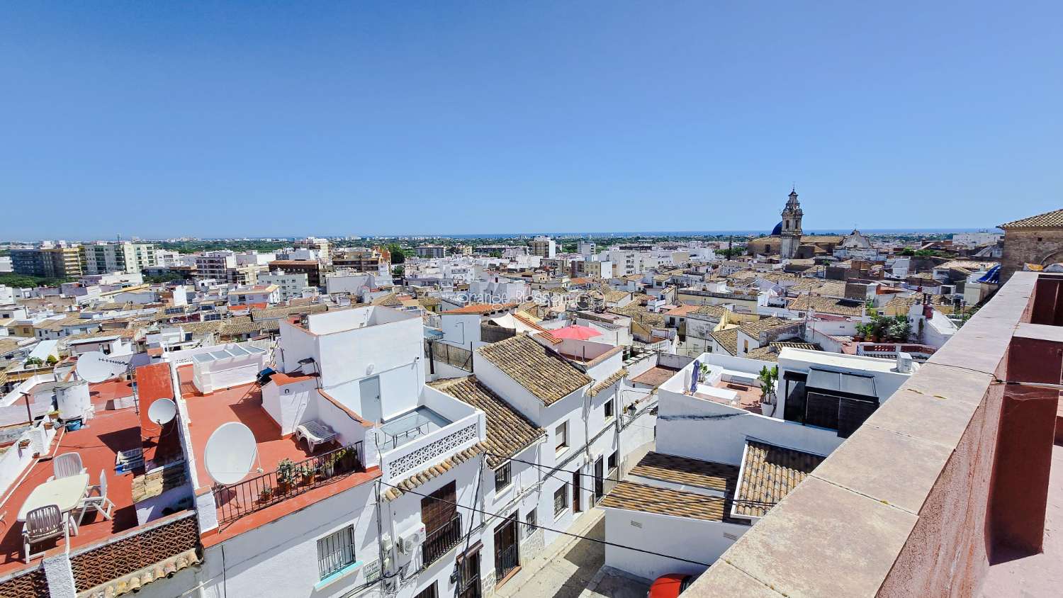 Townhouse with Spectacular Church, Sea and Rooftop Views in the Heart of Oliva