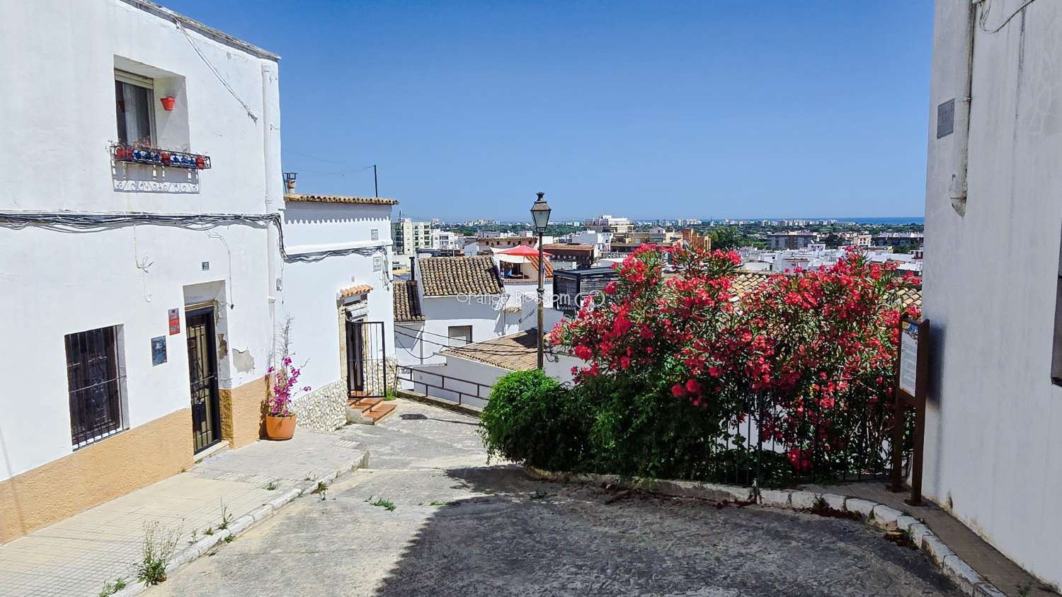 Townhouse with Spectacular Church, Sea and Rooftop Views in the Heart of Oliva
