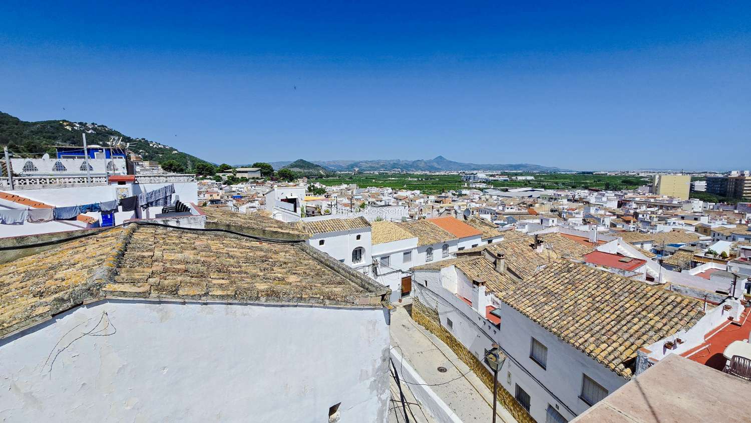 Townhouse with Spectacular Church, Sea and Rooftop Views in the Heart of Oliva
