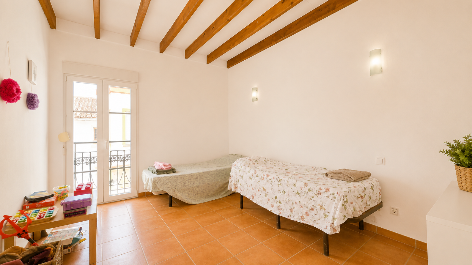 Large 5 bedroom 3 bathroom house with private pool.