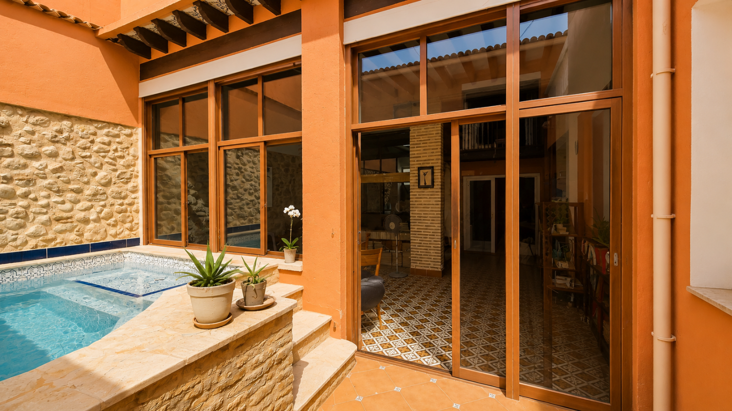 Large 5 bedroom 3 bathroom house with private pool.